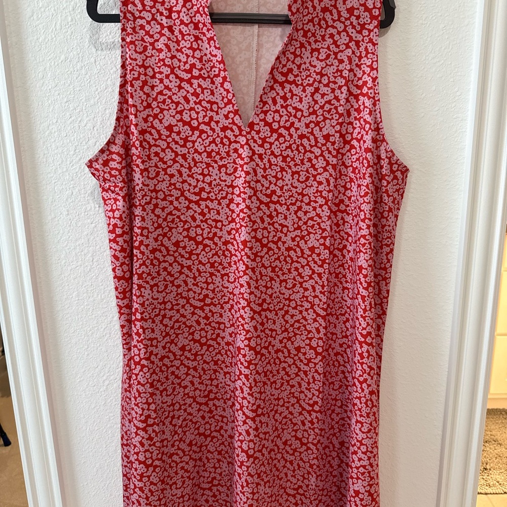 Chic Red Floral V-Neck Midi Dress